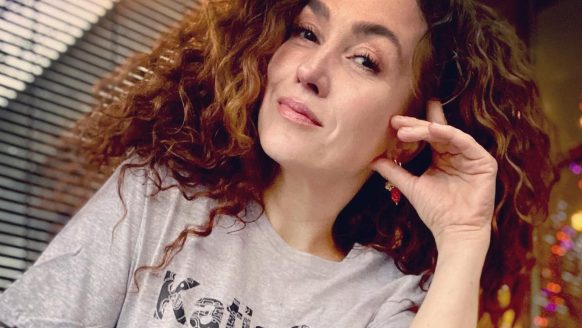 Katja Schuurman deelt oude foto in een doorschijnend shirt zonder bh