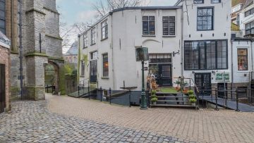 Unieke Funda-vondst: in Gouda staat er een héél historische woning te koop