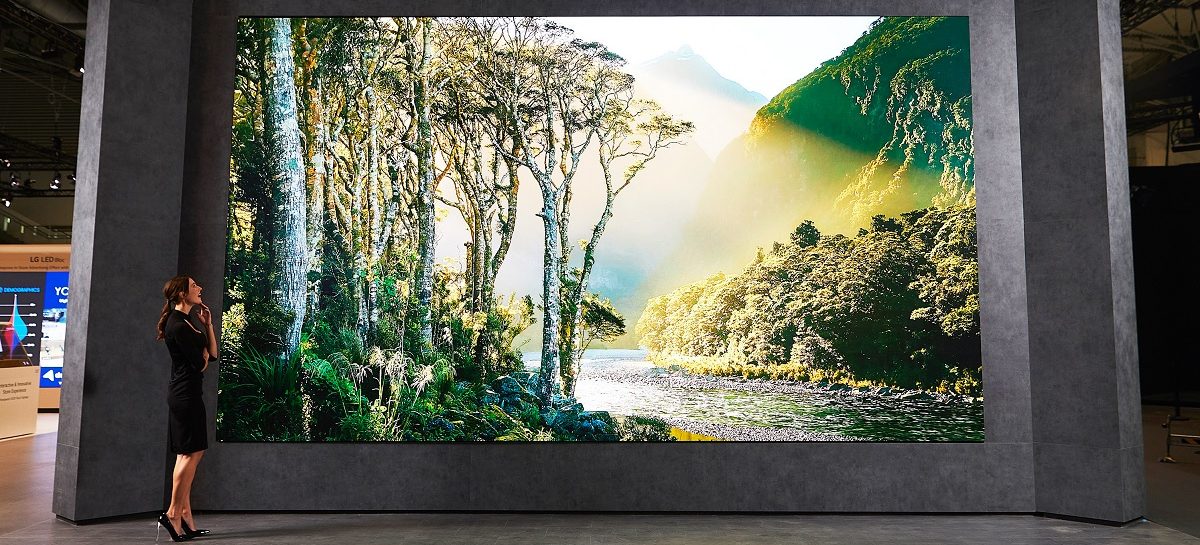 LG onthult een gigantische 272-inch (!) 8K televisie