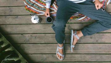 5 manieren om stijlvol een paar sandalen te dragen