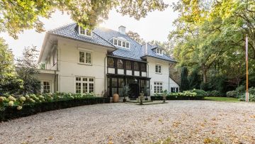 De prachtige villa van David Mendelbaum uit Divorce staat te koop op Funda voor megabedrag