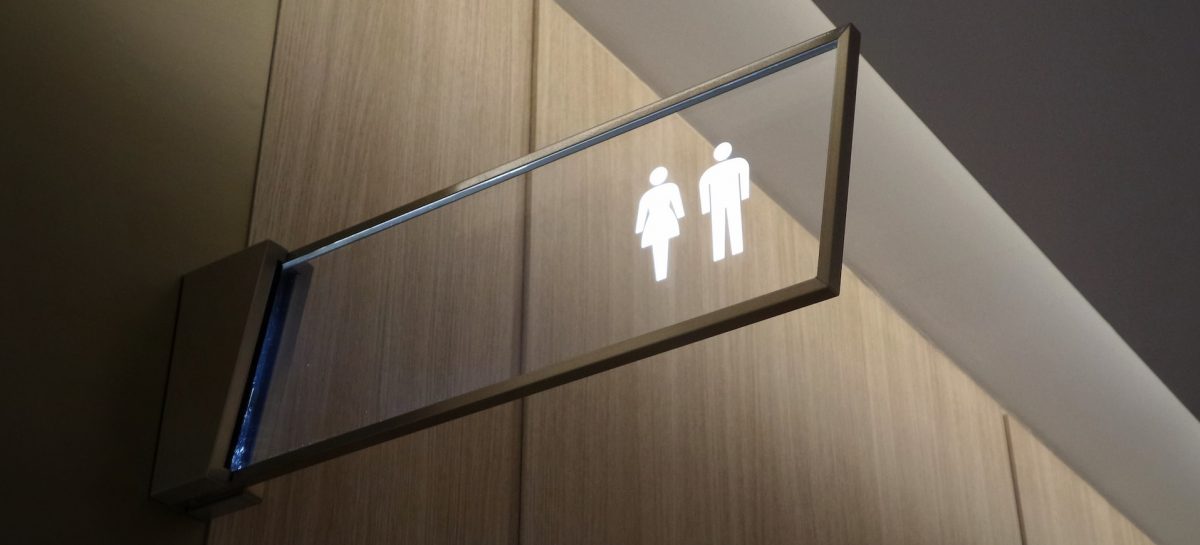 De 3 redenen waarom de deuren van openbare wc’s niet tot aan de grond komen