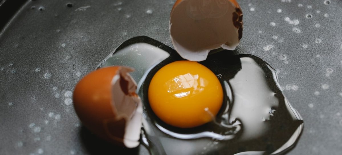 Met dit trucje verwijder je makkelijk een stukje eierschaal uit je rauwe ei