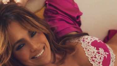Jennifer Lopez bewijst met nieuwe lingerie fotoshoot dat leeftijd slechts een getal is
