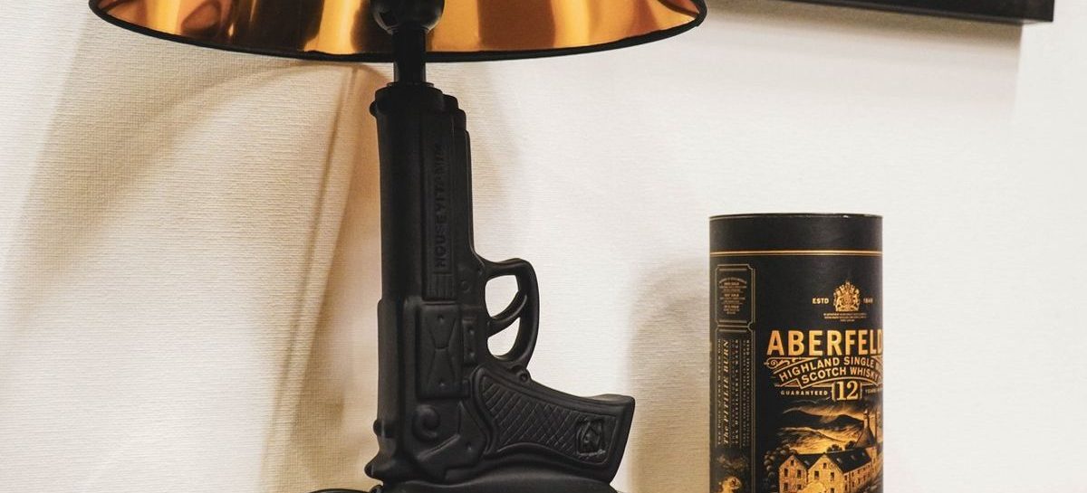 Deze James Bond pistool-lamp staat nu te koop op Bol.com