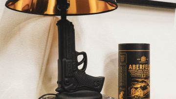 Deze James Bond pistool-lamp staat nu te koop op Bol.com