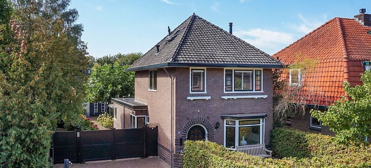 Unieke woning op Funda: heeft deze vrijstaande dertigerjaren villa de mooiste garage van heel Nederland?