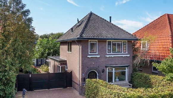 Unieke woning op Funda: heeft deze vrijstaande dertigerjaren villa de mooiste garage van heel Nederland?