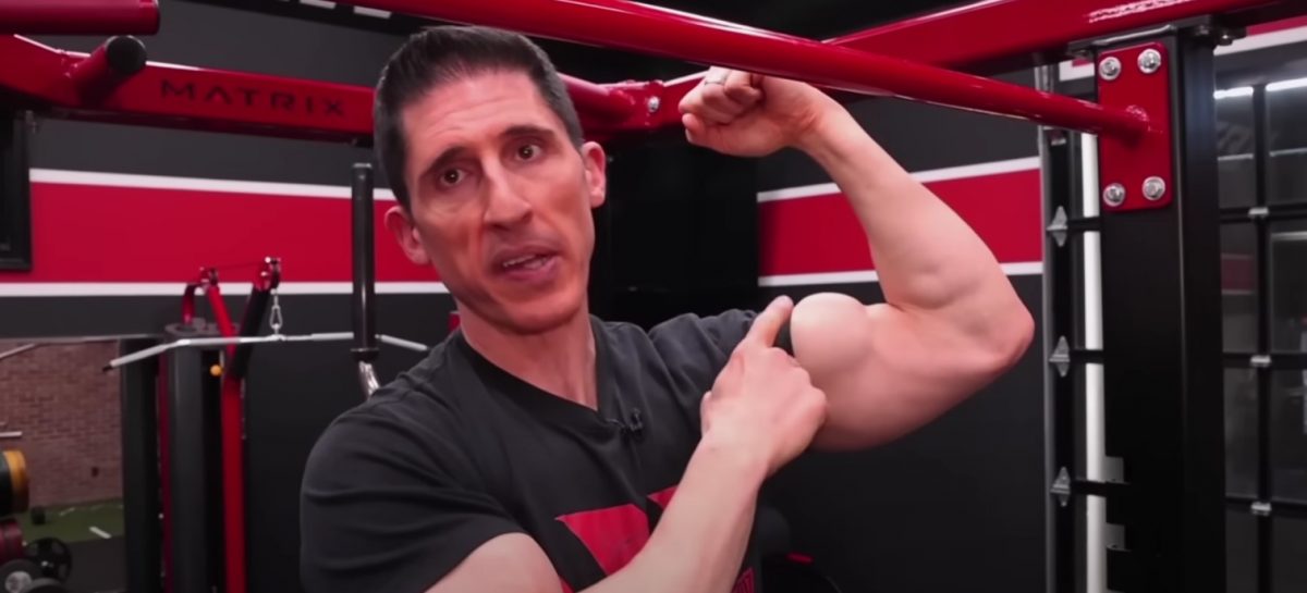 Top fitnesstrainer deelt 2 onmisbare oefeningen voor écht grote biceps