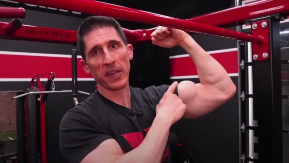 Top fitnesstrainer deelt 2 onmisbare oefeningen voor écht grote biceps