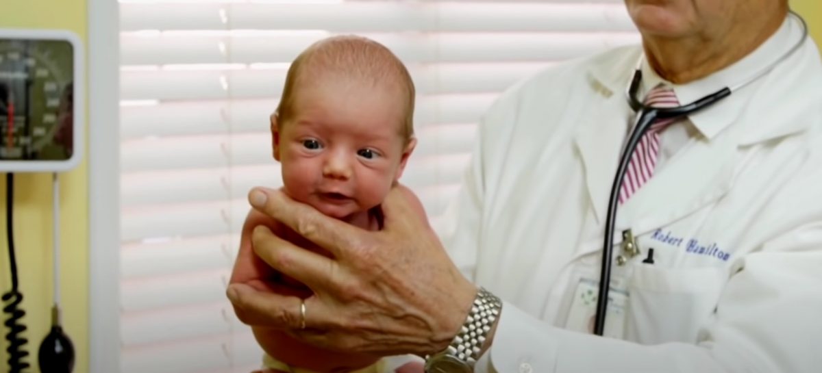 Dokter laat truc zien waarmee een baby in één seconde stopt met huilen