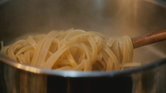 4 dingen die je kan doen met overgebleven pastawater