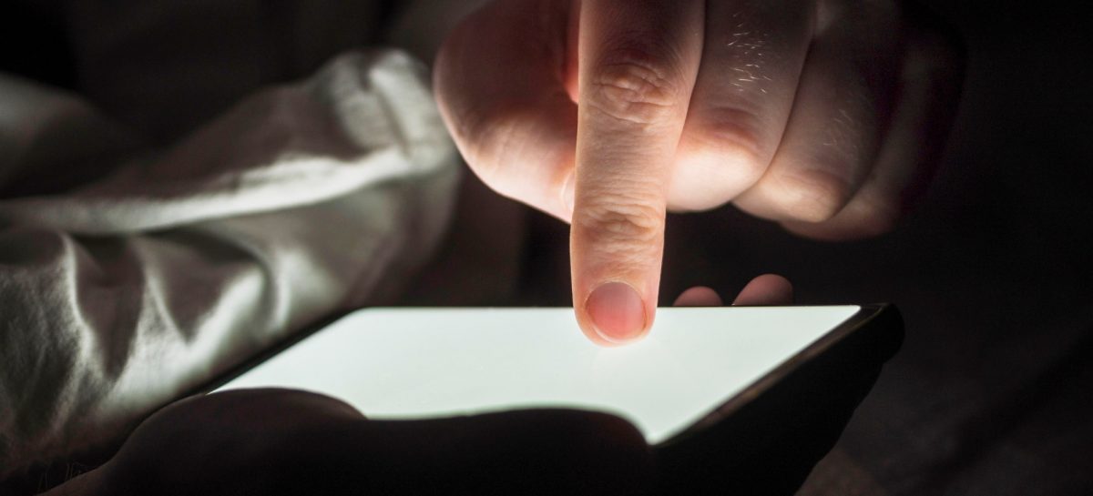 Hoe slecht is het blauwe licht van je telefoon- en laptopscherm nou écht voor je gezondheid?