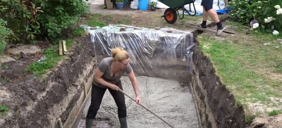 Amsterdamse vrouw bouwt zelf een zwembad in haar eigen achtertuin