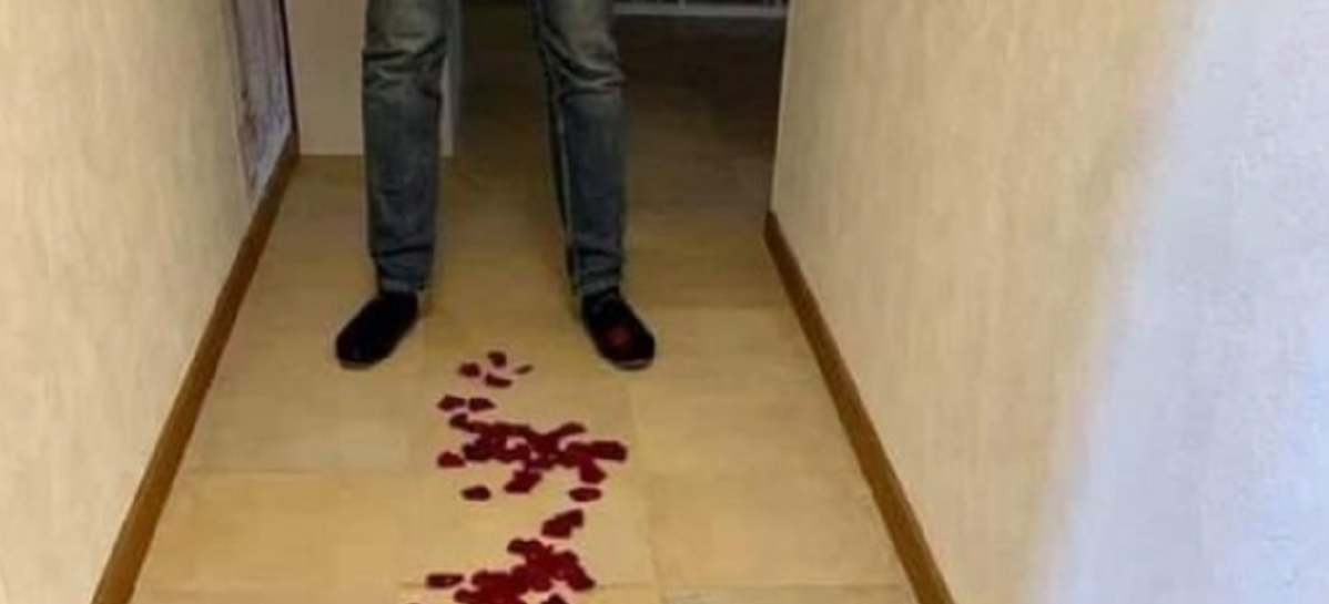 Vrouw legt pad met rozenblaadjes door het huis, maar wat de man dan aantreft…