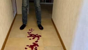 Vrouw legt pad met rozenblaadjes door het huis, maar wat de man dan aantreft…