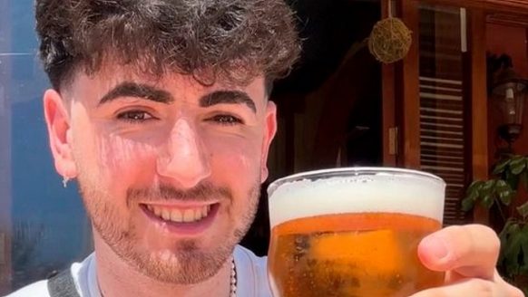 Jongeman (22) koopt in plaats van een kratje een ticket naar Ibiza én een biertje op het terras