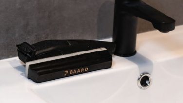 Met deze geniale gadget (Bol.com) verwijder jij in één veeg alle haren uit je wasbak