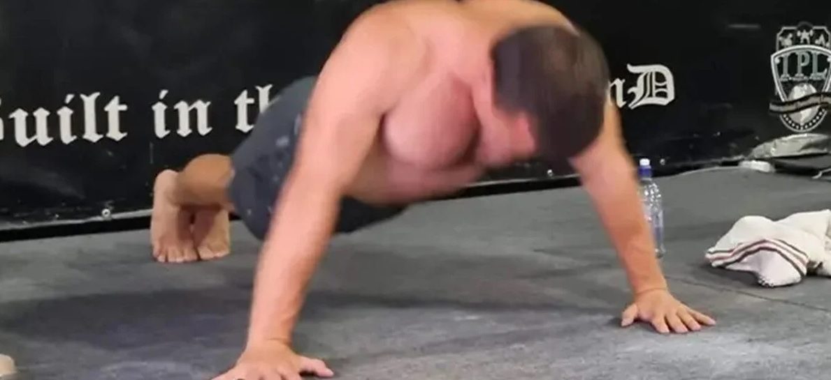 Vader breekt wereldrecord ‘meeste push-ups in één uur’