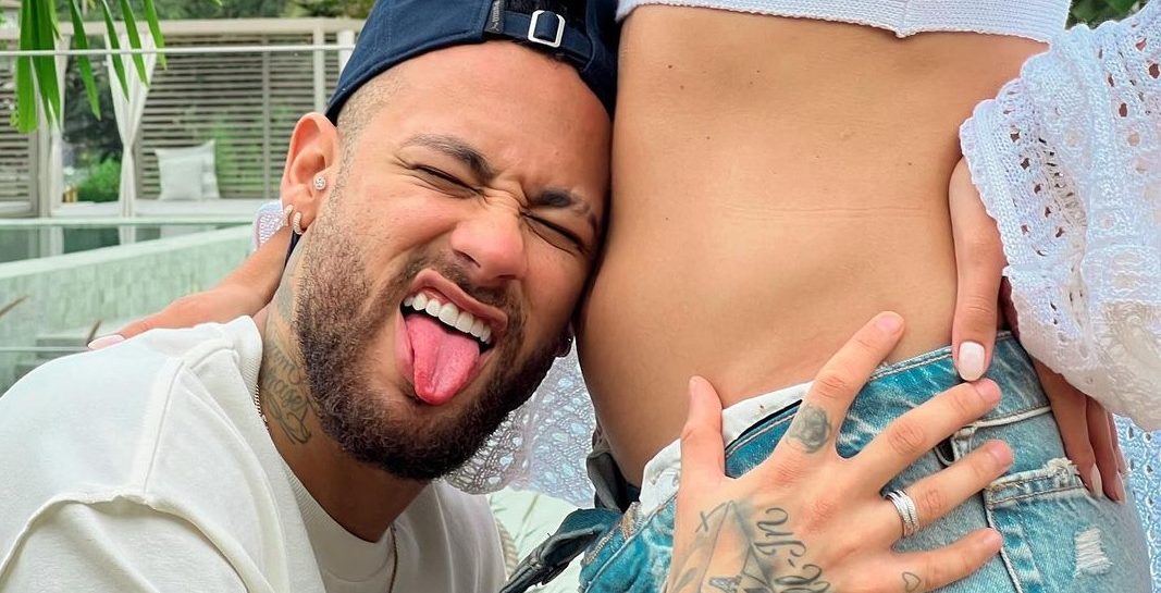 Neymar kondigt met vriendin zwangerschap aan: “Kom snel zoon, we kijken uit naar je!”