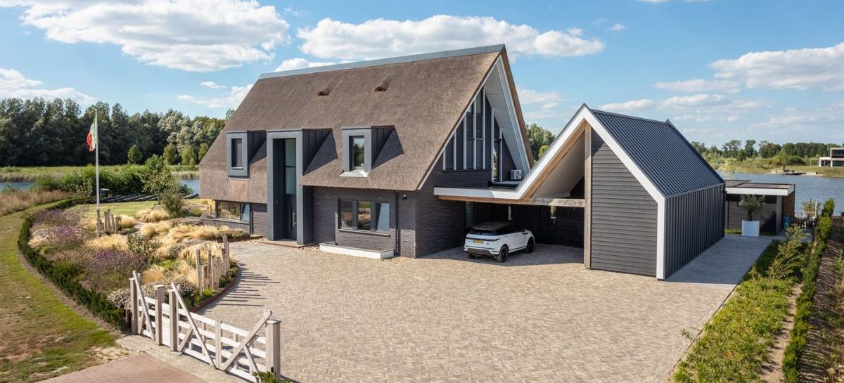 Een van de mooiste rietgedekte villa’s van Nederland staat nu te koop op Funda