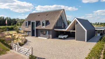 Een van de mooiste rietgedekte villa’s van Nederland staat nu te koop op Funda