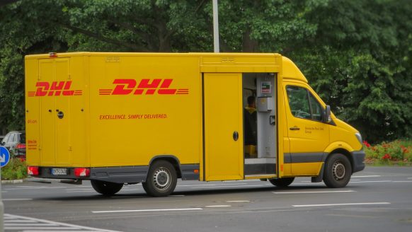 Hoeveel verdient een postbezorger bij PostNL en DHL?