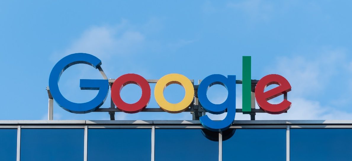 Jongedame laat de heel opvallende voordelen zien van een werkdag bij Google