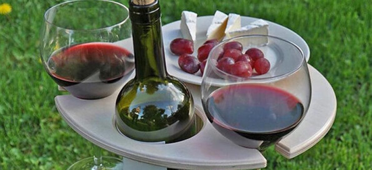 Deze opvouwbare wijntafel van Bol.com is de geniaalste must-have voor de zomer