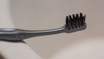 Waarom jij jouw tandenborstel eigenlijk niet in de badkamer moet bewaren