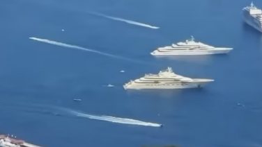 Man spot twee van de grootste superjachten ter wereld naast elkaar in Monaco