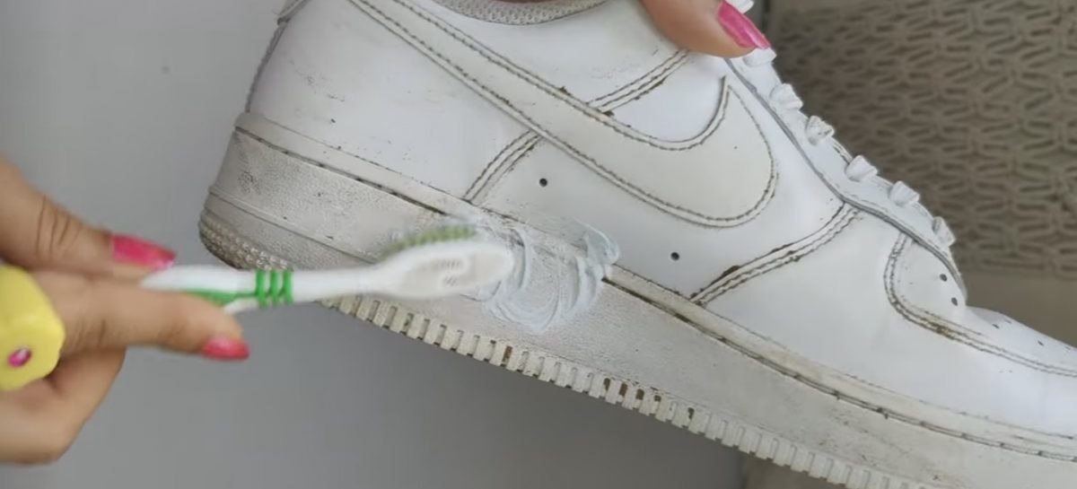 Met deze 3 huismiddelen maak je een goedje waarmee jij je sneakers weer stralend wit krijgt