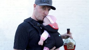 Man maakt van een baby-pop stiekem een geheime drankfles