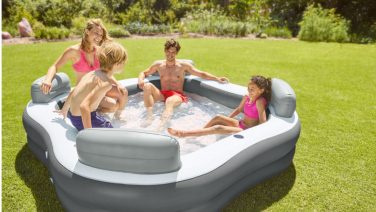 Nu bij de Lidl: luxe opblaasbare zwembad met zitkussens en bekerhouders