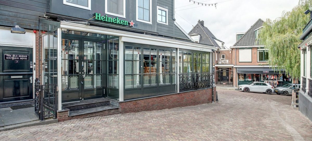 Sonja Bakker zet haar hotel in Volendam te koop
