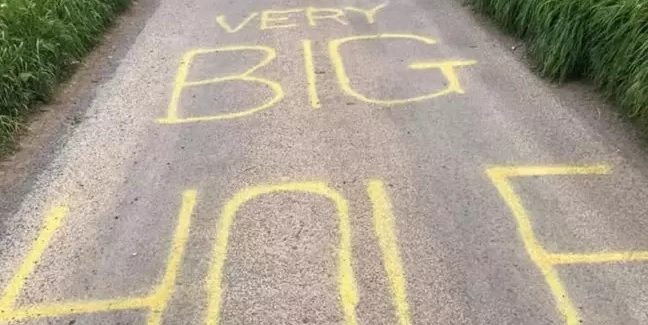 Mysterieus persoon waarschuwt fietsers voor een ‘heel groot gat in de weg’