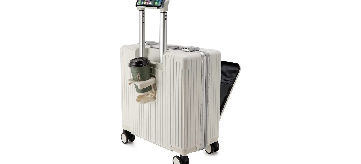 Deze koffer beschikt over een smartphone houder, usb-poort, bekerhouder en meer handige snufjes