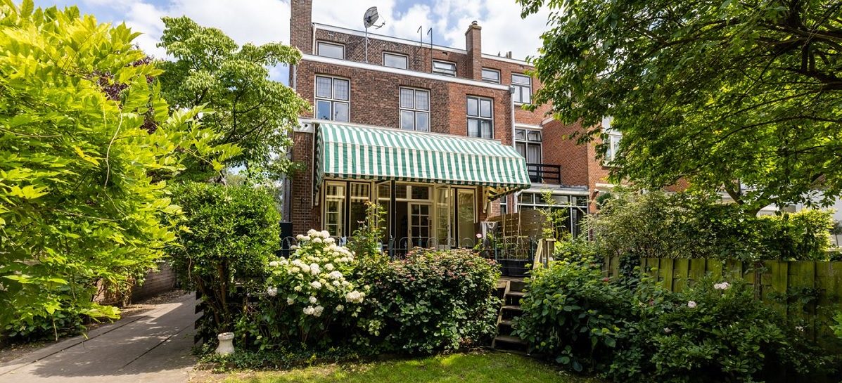 Oud Feyenoord-spits zet prachtig hoekherenhuis te koop op Funda
