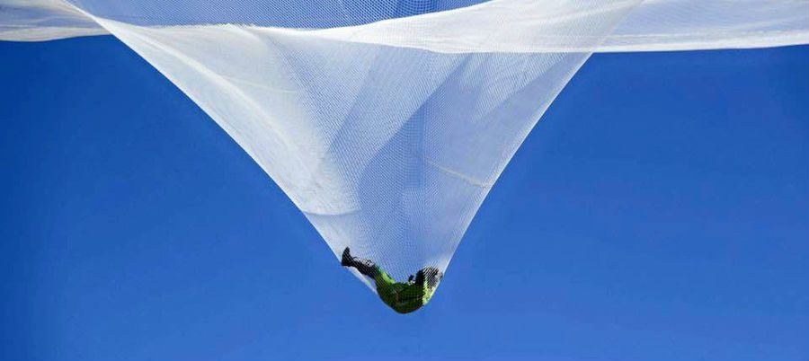 De eerste sprong uit een vliegtuig zonder parachute