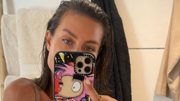 Jaimie Vaes laat haar jeugdige kant zien met spiegelfoto in bikini