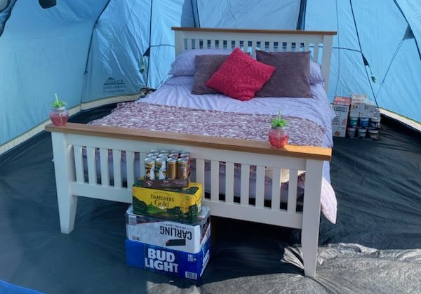 Zien: Festivalganger zet tweepersoonsbed in zijn tent tijdens Glastonbury-festival