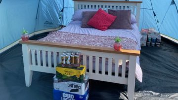 Zien: Festivalganger zet tweepersoonsbed in zijn tent tijdens Glastonbury-festival