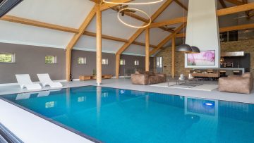 Drentse ‘supersterren’ woonboerderij heeft een zwembad in de woonkamer, hamam en véél meer
