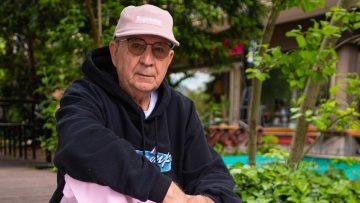Opa heeft 4,2 miljoen TikTok-volgers door héél toffe kledingstijl