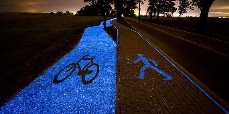 Dit fietspad in Polen geeft licht in het donker