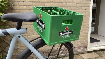 Nederlands bedrijf verkoopt geniale bierkrat-houders voor achterop je VanMoof-fiets
