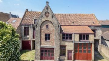 Dit historische gebouw in België staat te koop voor een absoluut spotprijsje