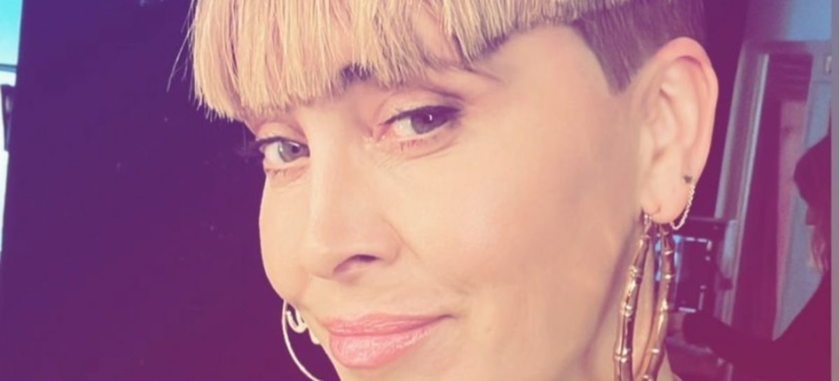 Zangeres Anouk showt haar super strakke sixpack op Instagram