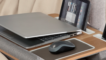 Deze goedkope 2-in-1 laptoptafel van ALDI maakt thuiswerken chiller dan ooit