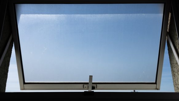 Experts vertellen: is het gezonder om met een open raam te slapen?